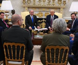 El mandatario detalló su propuesta de 20 puntos tras reunirse en la Casa Blanca con el primer ministro de Israel, Benjamín Netanyahu, quien expresó su apoyo a la iniciativa porque, dijo, coincide con los objetivos de su ofensiva sobre el enclave. Foto de cortesía