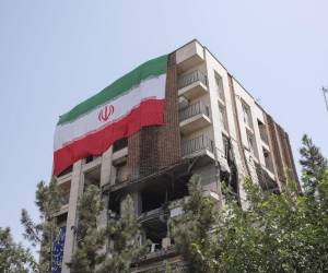 <i>Vista de un edificio que fue alcanzado por un proyectil israelí en el área de Marzdaran de Teherán. Los iraníes han recibido con alivio el alto el fuego que puso fin a la guerra con Israel tras 12 días de bombardeos que causaron 627 muertos y que provocó la huída de miles de personas de la capital, aunque pervive la incertidumbre ante el futuro. EFE/Jaime León</i>