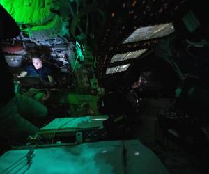 <i>No usar el retrete, advirtió a los astronautas su colega Jenny Gibbons, quien es el contacto humano desde el Centro Espacial de Houston (Texas), donde está el centro de mando de la misión lunar. Foto de cortesía</i>