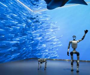 <i>Imagen de archivo de un robot humanoide saludando a los visitantes de un evento tecnológico en Beijing (China). EFE/EPA/ANDRES MARTINEZ CASARES</i>
