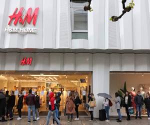 People wait in line to get into a H&M store on May 2, 2020, in Frankfurt am Main, western Germany, amid the coronavirus COVID-19 pandemic. (Photo by Yann Schreiber / AFP)