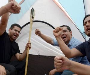 Los jóvenes se instalaron en una casa de campaña cerca de Casa Presidencial luego que se les impidiera colocarse frente del palacio de Gobierno, donde se ubicarían inicialmente. (Foto: AFP).