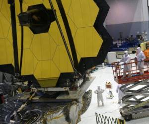 (FILES) In this file photo taken on November 02, 2016, engineers and technicians assemble the James Webb Space Telescope at NASA's Goddard Space Flight Center in Greenbelt, Maryland. - The James Webb Space Telescope completed its two-week-long deployment phase on January 8, 2022, unfolding the final mirror panel as it readies to study every phase of cosmic history, NASA said. 'The final wing is now deployed,' NASA said on Twitter, adding the team was now working 'to latch the wing into place, a multi-hour process'. (Photo by ALEX WONG / GETTY IMAGES NORTH AMERICA / AFP)