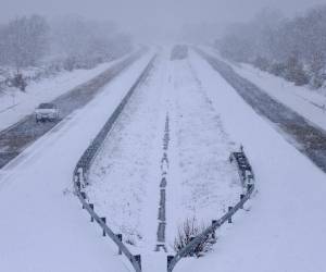 <i>Unos 440 camiones y vehículos de gran tonelaje que circulan hacia Galicia a través de la Autovía A-52 'Rías Bajas' permanecen embolsados desde esta madrugada en áreas de servicio de Mombuey y Quintanilla de Urz en la provincia de Zamora debido al temporal de nieve.EFE/Mariam A. Montesinos</i>