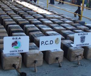 <i>Fotografía cedida por el Ministerio de Seguridad de Costa Rica donde se muestra tres toneladas de cocaína decomisadas este viernes, en el Pacífico costarricense. EFE/ Ministerio de Seguridad de Costa Rica</i>