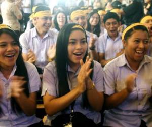 Catholic faithfuls celebrate the appointment of Salvadorean Gregorio Rosa Chavez as cardinal at San Francisco's church in San Salvador on June 28, 2017 as they watch in a screen the consistory led by Pope Francis in the Vatican.Four of the five new 'Princes of the Church' come from countries that have never had a cardinal before: El Salvador, Laos, Mali and Sweden. The fifth is from Spain. / AFP PHOTO / Marvin RECINOS