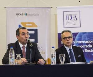 Benigno Alarcón, director del Centro de Estudios Políticos de la UCAB y Daniel Zovatto, de IDEA Internacional. (Foto: Cortesía)