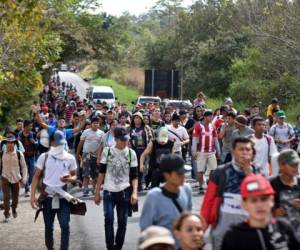 Honduran migrants walk near Esquipulas, Chiquimula departament, Guatemala, on January 16, 2020, after crossing the border in Agua Caliente from Honduras on their way to the US. - Hundreds of people in the vanguard of a new migrant caravan from Honduras forced their way across the border with Guatemala on Wednesday, intent on reaching the United States. (Photo by Johan ORDONEZ / AFP)