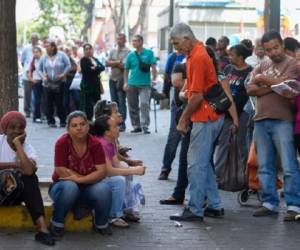 Los venezolanos realizan diariamente largas horas de fila para la compra de productos básicos como el pan. Los afortunados los consiguen, los que no, pueden ocasionar tumultos. (Foto: AFP).
