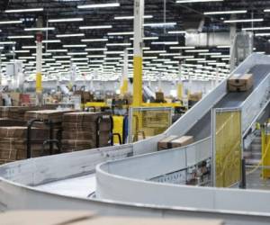 Packed and labelled goods move on the sortation conveyor during a tour of Amazon's Fulfillment Center, September 21, 2018 in Kent, Washington. / AFP PHOTO / Grant HINDSLEY