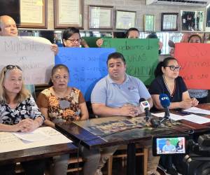 <i>El presidente de la Fundación 15 de Septiembre, Juan Flores (2-d), habla junto a Iris Aguilar (i) y Lesly Mejía (d) durante una rueda de prensa este lunes, en el barrio de la Pequeña Habana en Miami (Estados Unidos). Migrantes pidieron clemencia al presidente estadounidense, Donald Trump, al vencer este lunes el Estatus de Protección Temporal (TPS) de casi 60.000 hondureños y nicaragüenses, lo que los expone a la deportación tras vivir más de 25 años en Estados Unidos. EFE/ Alberto Boal</i>