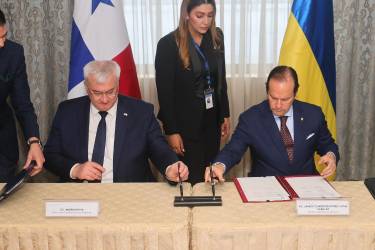 <i>El ministro de Relaciones Exteriores de Ucrania, Andrii Sybiha (i) y el ministro de Relaciones Exteriores de Panamá, Javier Martínez-Acha, firman documentos este viernes, en Ciudad de Panamá (Panamá). Ambos países han firmado siete acuerdos y tienen otros seis en negociación, que abarcan temas comerciales, de cooperación contra el tráfico de estupefacientes, educación, intercambio de información tributaria y de trabajadores migrantes, dijo la Cancillería panameña. EFE/ Gabriel Rodríguez</i>