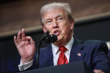 Washington (United States), 05/08/2025.- U.S. President Donald Trump takes questions after signing an executive order establishing a task force to oversee the Los Angeles 2028 Olympic Games in the South Court Auditorium of the White House, in Washington, DC, USA, 05 August 2025. The task force will assist in coordination between officials with the city of Los Angeles, LA28, and the federal government as they prepare for the 2028 Olympic Games. EFE/EPA/SAMUEL CORUM / POOL