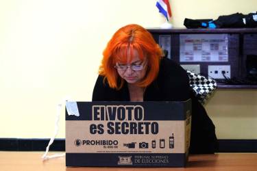 <i>Una persona vota durante las elecciones de Costa Rica este domingo, en San José (Costa Rica). Los comicios en Costa Rica para elegir al presidente de la República y a los 57 diputados de la Asamblea Legislativa para el periodo 2026-2030 avanzan en absoluta normalidad y sin incidentes de relevancia, indicó el Tribunal Supremo de Elecciones (TSE). EFE/ Marco Monge</i>