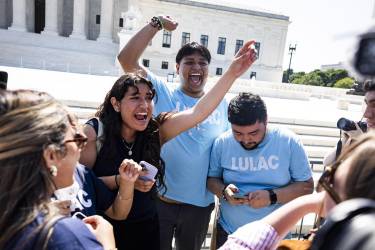 <i>Simpatizantes de partidarios de la ciudadanía por nacimiento celebran después de que la Corte Suprema de Estados Unidos rechazara la orden ejecutiva del presidente estadounidense Donald Trump que intentaba revertir ese derecho en Washington (EE.UU.). EFE/EPA/JIM LO SCALZO</i>