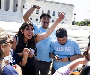 <i>Simpatizantes de partidarios de la ciudadanía por nacimiento celebran después de que la Corte Suprema de Estados Unidos rechazara la orden ejecutiva del presidente estadounidense Donald Trump que intentaba revertir ese derecho en Washington (EE.UU.). EFE/EPA/JIM LO SCALZO</i>