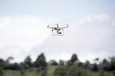 Los drones brindan numerosas posibilidades para los productores que van desde la aplicación inteligente de productos en las plantaciones y fincas, hasta realizar tareas para el ordenamiento territorial y de prácticas productivas. EFE/Jeffrey Arguedas