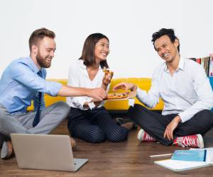 <i>La investigación evidencia que la amistad no solo humaniza el trabajo, sino que mejora el clima organizacional y refuerza la permanencia del talento. Foto de THIETVU</i>