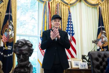 <i>Elon Musk asiste a una conferencia de prensa con el presidente de EE.UU. Trump en el Despacho Oval de la Casa Blanca en Washington, DC, EE.UU., 30 de mayo de 2025. EFE/EPA/FRANCIS CHUNG / POOL</i>