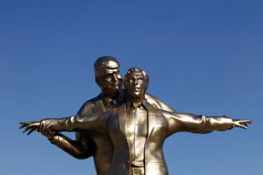 <i>Una estatua que representa al fallecido delincuente sexual convicto Jeffrey Epstein y al presidente estadounidense Donald Trump en una pose al estilo de Titanic se exhibe en el National Mall de Washington, D.C., EE. UU. EFE/EPA/WILL OLIVER</i>