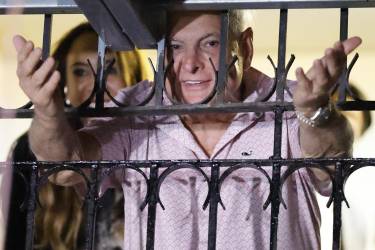 <i>Fotografía de archivo del 01 de abril de 2025 del expresidente de Panamá Ricardo Martinelli saludando a simpatizantes desde el interior de la embajada de Nicaragua, en Ciudad de Panamá (Panamá). EFE/ Bienvenido Velasco/ ARCHIVO</i>