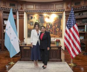 <i>Fotografía cedida por la Presidencia de Honduras de la mandataria de Honduras, Xiomara Castro (d), junto a la secretaria de Seguridad Nacional de EE.UU., Kristi Noem, este miércoles en Tegucigalpa (Honduras). EFE/ Presidencia de Honduras </i>