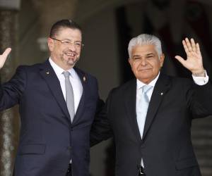 Fotografía de archivo, tomada el pasado 23 de agosto, del presidente de Costa Rica, Rodrigo Chaves Robles (i), junto a su homólogo de Panamá, José Raúl Mulino, en Ciudad de Panamá (Panamá). EFE/Bienvenido Velasco