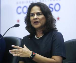 <i>Fotografía de archivo del 16 de julio de 2024 que muestra a la entonces subadministradora del Canal de Panamá, Ilya Espino de Marotta, hablando durante una rueda de prensa, en Ciudad de Panamá (Panamá). Ilya Espino, hasta ahora la segunda al mando del Canal de Panamá, fue designada como la nueva administradora de la vía por la que pasa entre el 3 % y el 6 % del comercio mundial, informó este jueves el presidente panameño, José Raúl Mulino. EFE/ Carlos Lemos / ARCHIVO</i>