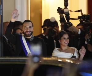 <i>El presidente de El Salvador, Nayib Bukele, y su esposa Gabriela Rodríguez saludan este domingo, a las afueras del Teatro Nacional en San Salvador (El Salvador). Bukele aseguró en su discurso por el primer año de su segundo mandato consecutivo, que le tiene sin cuidado que le llamen dictador y que prefiere eso a ver cómo matan a los salvadoreños. EFE/ Rodrigo Sura</i>