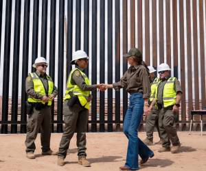 <i>Fotografía tomada de la cuenta oficial de la red social X @Sec_Noem de la secretaria de Seguridad Nacional de Estados Unidos, Kristi Noem, que muestra a Noem (d) saludando a un funcionario en frente del muro fronterizo entre Estados Unidos y México este martes, en Santa Teresa (Estados Unidos). EFE/ @sec_noem</i>