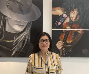La pintora hondureña Patricia Nieto, afincada en Madrid, explora la condición humana en sus coloridos retratos, que este jueves se presentan en el Ateneo de la capital española en la muestra En la hondura del alma, un viaje a nuestro interior. EFE/ María Inmaculada Balbás