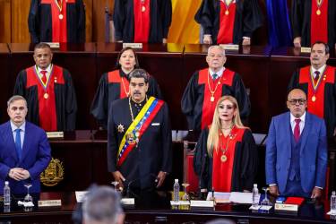 <i>Fotografía de archivo del presidente de Venezuela, Nicolas Maduro, la presidenta del tribunal supremo de justicia Caryslia Rodriguez y el presidente de la asamblea nacional, Jorge Rodriguez (d). EFE/ Miguel Gutiérrez</i>