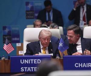 El presidente Trump hizo fuertes declaraciones en el marco de reuniones clave con la OTAN. En la foto, Trump junto al el secretario general de la OTAN, Mark Rutte. (Foto: EFE)