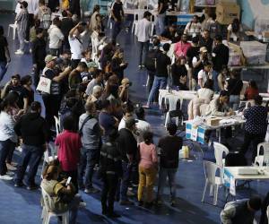 <i>Jurados cuentan los votos luego del cierre de las urnas este domingo, en la Villa Olímpica de Tegucigalpa (Honduras). EFE/ Gustavo Amador</i>