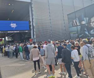 Aficionados hacen cola para acceder al recinto de la Caja Mágica de Madrid y asistir a los partidos que este martes se disputan, tras la reanudación de la jornada suspendida ayer por el apagón. EFE/ David Ramiro