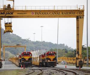 <i>Fotografía que muestra trenes de la empresa Panama Canal Railway Company esperando carga, en ciudad de Panamá (Panamá). La entrada de APM Terminals (APMT), una división independiente de la naviera Maersk, como nuevo operador del ferrocarril del Canal de Panamá genera optimismo en el país centroamericano. EFE/ Bienvenido Velasco</i>