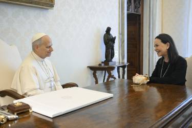 <i>El papa León XIV recibe a la líder opositora venezolana y nobel de la paz María Corina Machado, este lunes en el Vaticano.EFE/ Simone Risoluti/Dicasterio para la Comunicación Del Vaticano </i>