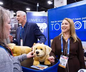 <i>Los pequeños robots de compañía acapararon la atención de los asistentes a la antesala de la CES, que promete desvelar desde el próximo martes propuestas aún más ambiciosas de grandes y pequeñas empresas, sobre cómo la IA ayudará y mejorará nuestra vida diaria de diversas maneras. EFE/ Luis Chacon</i>