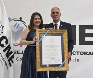 Fotografía cedida donde se observa al electo presidente electo de Honduras, Nasry Asfura, recibiendo una credencial por parte de la consejera del CNE, Cossette López, este 21 de enero de 2026, en Tegucigalpa. EFE/ Concejo Nacional Electoral