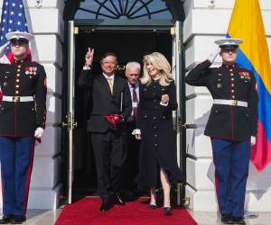 <i>Fotografía cedida por la Presidencia de Colombia del mandatario, Gustavo Petro (i), saliendo de la Casa Blanca tras una reunión con su homólogo de Estados Unidos, Donald Trump, este martes en Washington (EEUU). EFE/ Presidencia de Colombia</i>