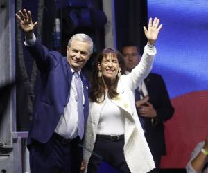 AME8282. SANTIAGO (CHILE), 14/12/2025.- El candidato a la Presidencia de Chile por el Partido Republicano y Social Cristiano, José Antonio Kast, saluda junto a su esposa, Pía Adriasola, tras ganar la segunda vuelta de las elecciones presidenciales este domingo, en Santiago (Chile). Kast dijo en su primer discurso tras su apabullante victoria en la segunda vuelta que será el presidente de todos, sin excepción, y que va a haber un cambio real en el país. EFE/ Elvis González