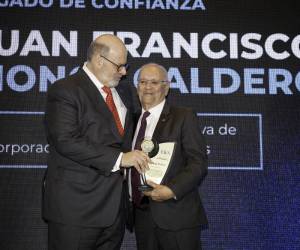 <i>El presidente de Grupo OPSA y Estrategia&amp;Negocios, Jorge Canahuati Larach, entrega el reconocimiento Legado Confianza 2026, al empresario guatemalteco Juan Francisco Monge Calderón. (Foto: José Carlos Flores-E&amp;N)</i>