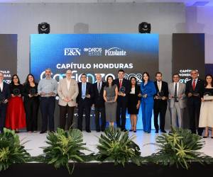 En la fotografía el primer grupo de reconocidos en el evento Gira de la Confianza, capítulo Honduras. En la II Cumbre Regional de Confianza 2026 desarrollada en la ciudad de Guatemala también se reconocieron como Triple Confianza Honduras a: Banco Atlántida, Farmacia Simán y Espresso Americano. BAC también recibió el reconocimiento Huella Regional. Fotos Yoseph Amaya / Moisés Valenzuela