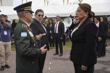 <i>La presidenta de Honduras, Xiomara Castro (d), saluda al jefe del Estado Mayor Conjunto de las Fuerzas Armadas de Honduras, general Roosevelt Hernández, durante un evento este viernes, en Tegucigalpa (Honduras). Castro reafirmó el compromiso de su Gobierno con la soberanía nacional y la construcción de justicia social, al destacar el rol decisivo de la Fuerza Aérea Hondureña (FAH) en momentos críticos de la historia del país. EFE/STR</i>