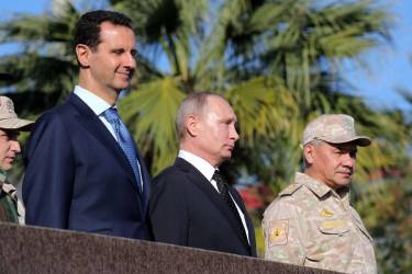 <i>El presidente ruso, Vladímir Putin (c), su homólogo sirio, Bachar al Asad (i), y el exministro de Defensa ruso, Sergei Shoigu (d), en la base aérea de Hmeimym (Siria), el 11 de diciembre de 2017. EFE/ Michael Klimentyev / Sputnik / Kremlin </i>