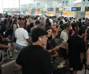 <i>Imagen de archivo de colas en el 'check-in' del aeropuerto de El Prat (Barcelona) debido a un fallo informático a nivel mundial.EFE/Alejandro Garcia</i>