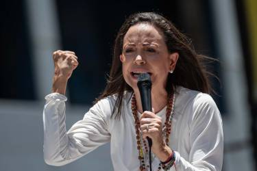 <i>Fotografía de archivo del 28 de agosto de 2024 de la líder opositora venezolana María Corina Machado durante una manifestación al cumplirse el primer mes luego de las elecciones presidenciales, en Caracas (Venezuela). EFE/ Ronald Peña</i>