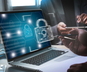 <i>La brecha global de especialistas en ciberseguridad, es decir, la diferencia entre el número de profesionales capacitados disponibles y el número necesario para proteger los sistemas empresariales; ha llegado a cerca de 4.8 millones de puestos vacantes. Foto de iStock</i>