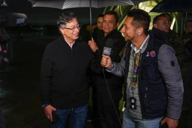 <i>Fotografía cedida por la Presidencia de Colombia del presidente colombiano Gustavo Petro ofreciendo declaraciones este domingo, antes de viajar a EE.UU., en Bogotá (Colombia). EFE/ Presidencia de Colombia </i>