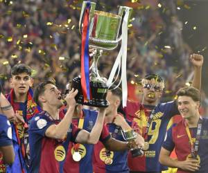Los jugadores del FC Barcelona celebran su victoria en la final de la Copa del Rey a la finalización del encuentro que disputaron Real Madrid y FC Barcelona en el estadio de La Cartuja, en Sevilla. EFE / Raul Caro.